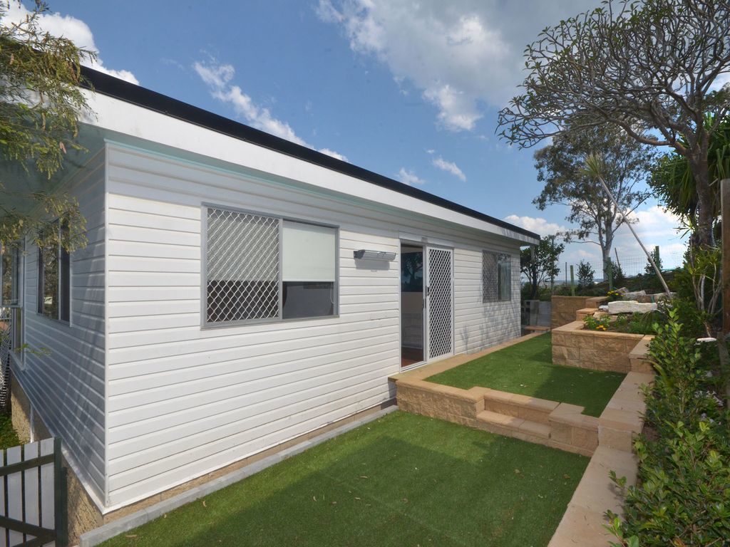 A House With a View and a Seabreeze - a Home in the Trees Where the Birds Sing!