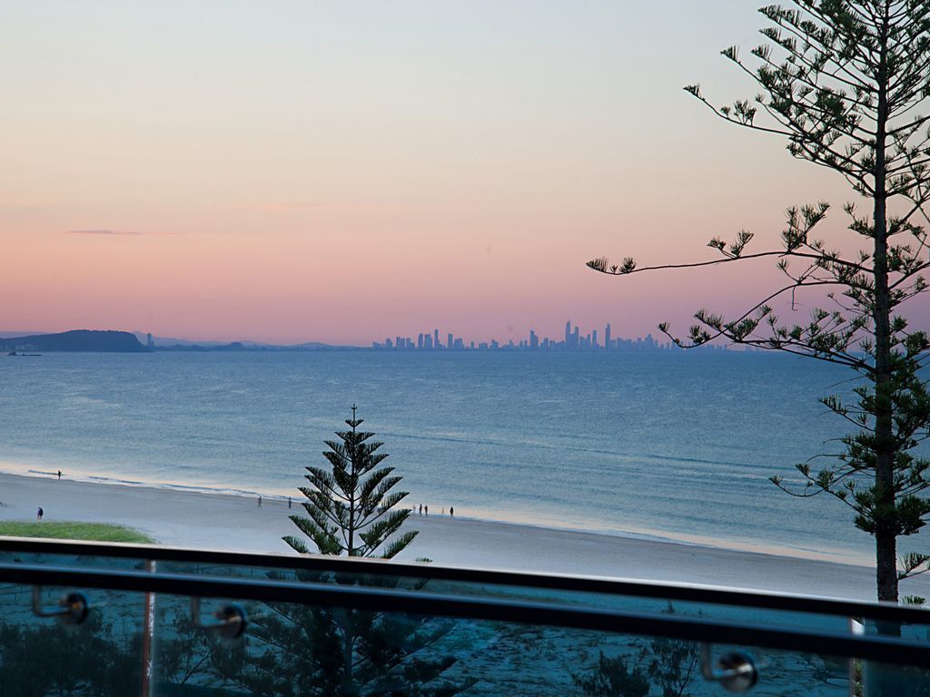 Iconic Unit 704 Luxury beachfront apartment with Wi-Fi on Kirra beach in Coolangatta