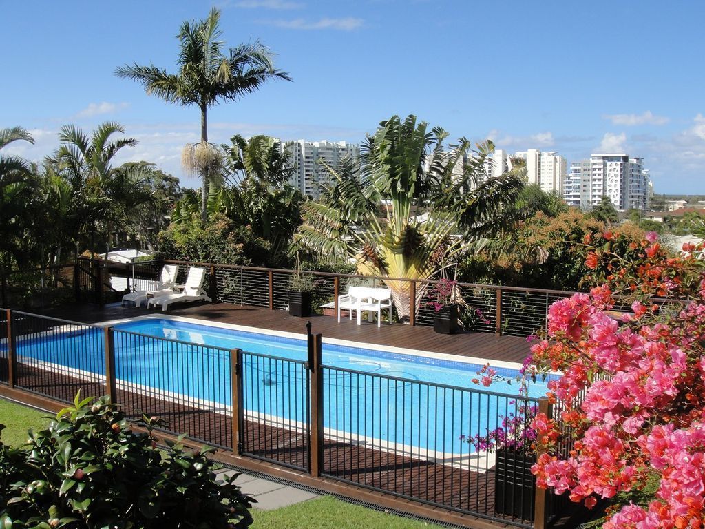 Spacious Broadwater Family Home, Huge Pool & Fantastic Views