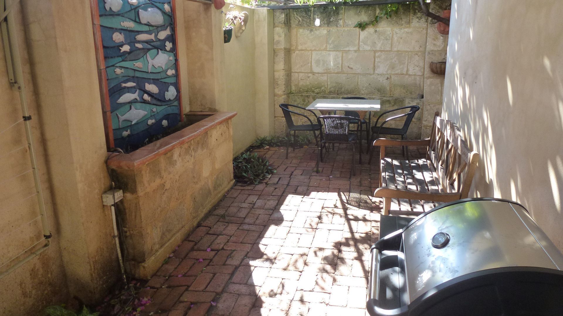 Funky Large one bed Apartment With Balcony and Great Outdoor Dinning