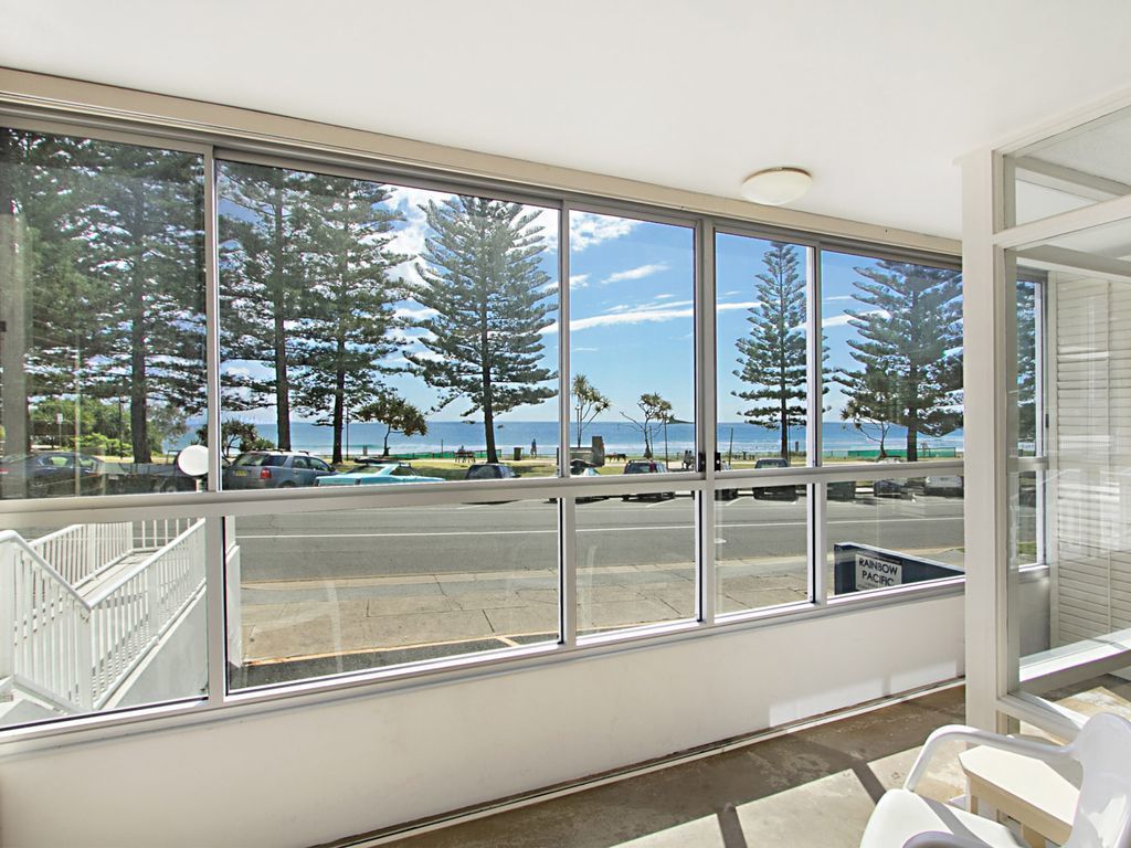 Rainbow Pacific Unit 2- Beachfront unit right on Rainbow Bay Beach in Coolangatta