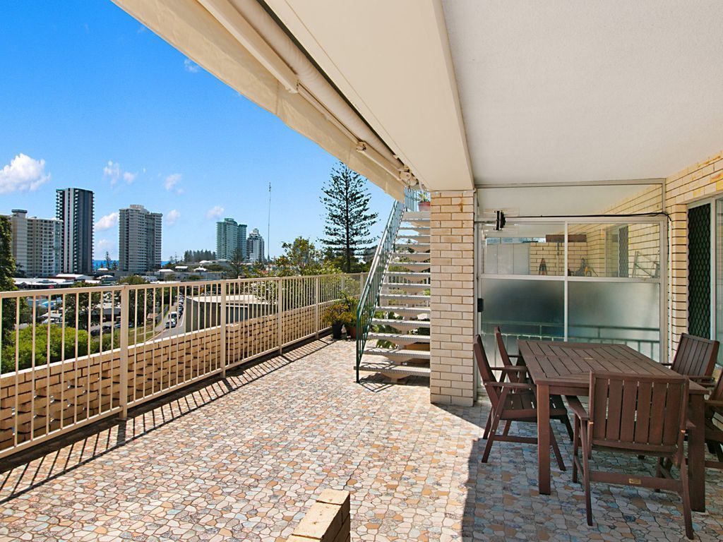 Pinnacle Unit 3- Three bedroom apartment walking distance to shops, cafes and Coolangatta beach