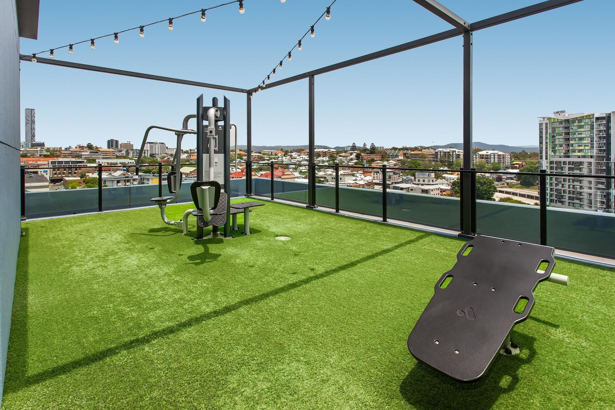 Rooftop Pool, BBQ and Gym at Chic Valley Apartment