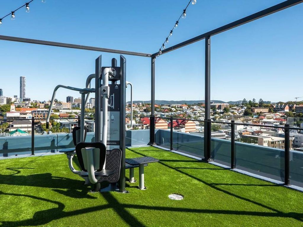 Luxurious 2BR APT Rooftop Gym + Free Parking