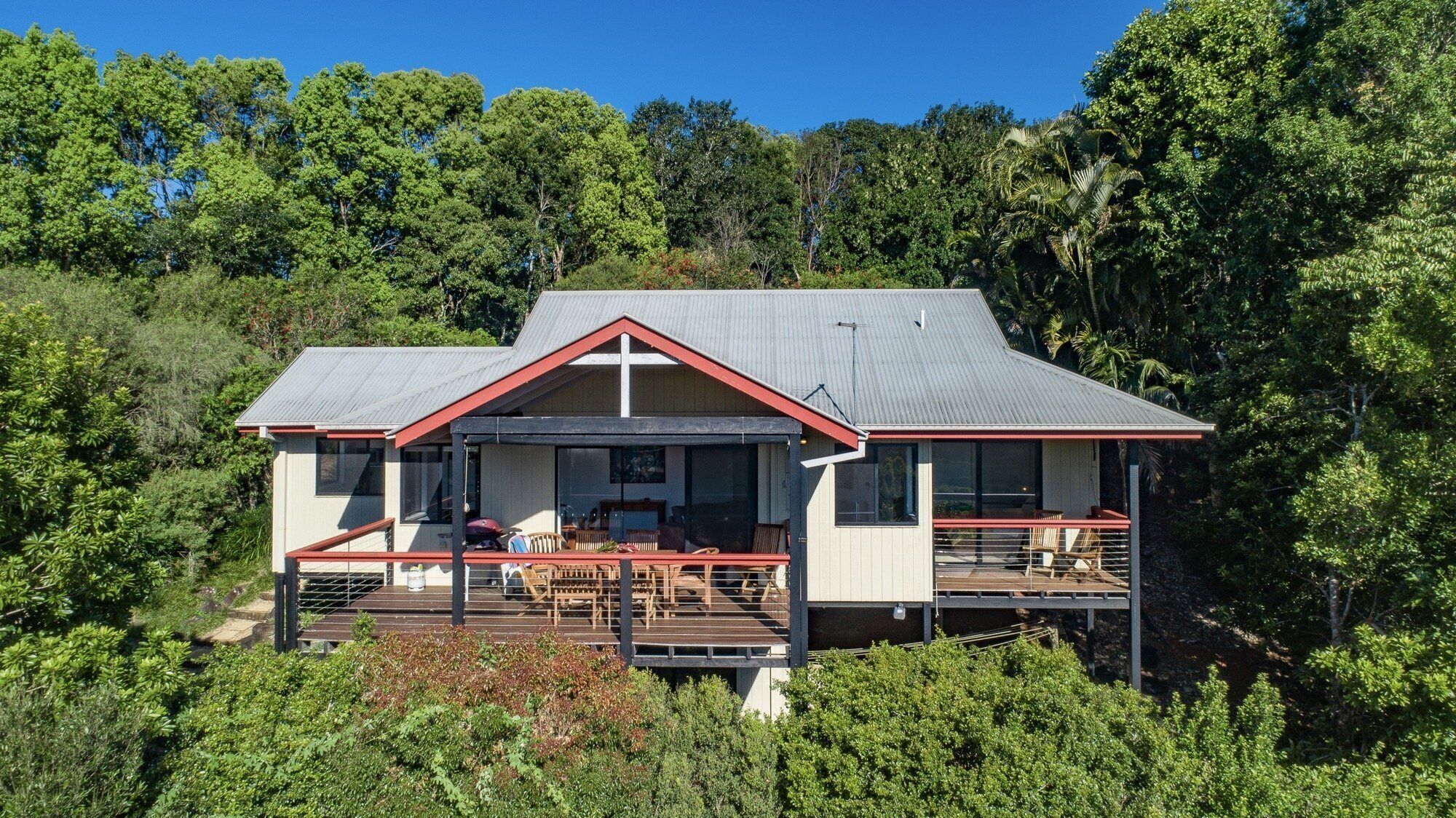 3 Bedroom House Family & Pet Friendly. Modern Kitchen. BBQ on Verandah