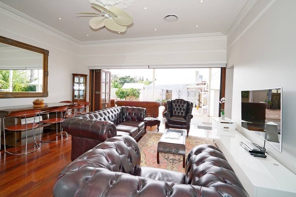 This House is a 3 Bedroom, 2.5 Bathrooms, Located in Perth, WA