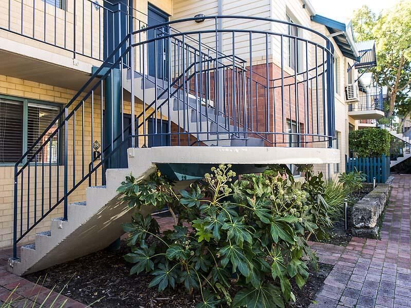 Subiaco Village With Pool, BBQ & spa - Free Parking and Wifi - one Bedroom