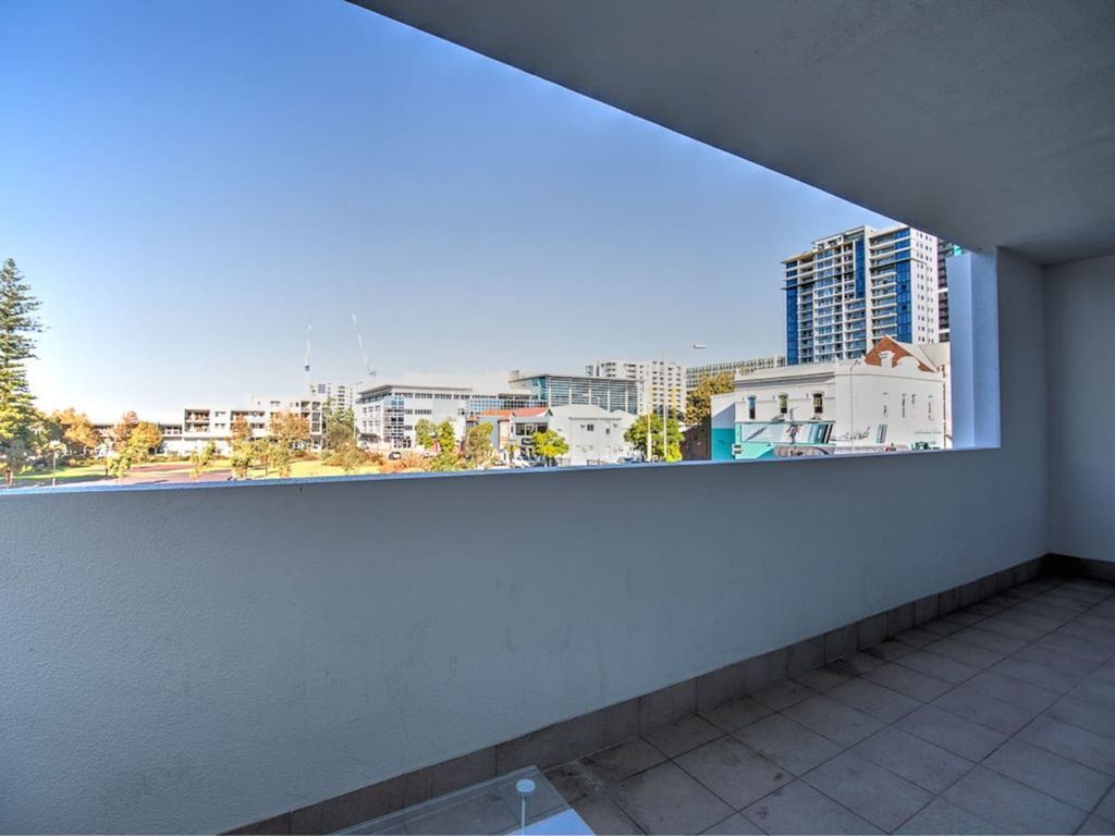 ? City Views on the Balcony With 2 Bedroom + 1 Car Bay Aswell as Netflix & Stan