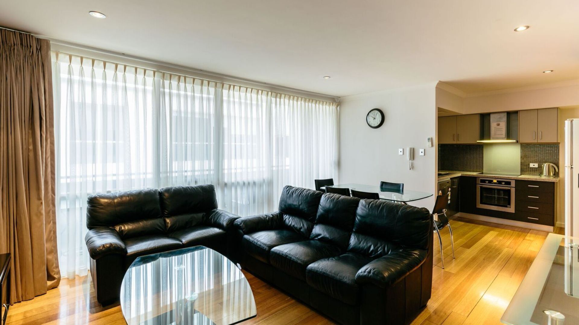 Centrally located modern 2 level apartment