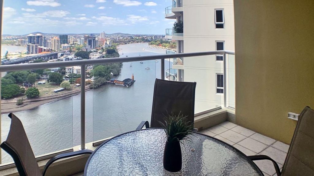 2 Bedroom 1 Bathroom - Absolute Waterfront Views of Brisbane River/storey Bridge and CBD Skyline