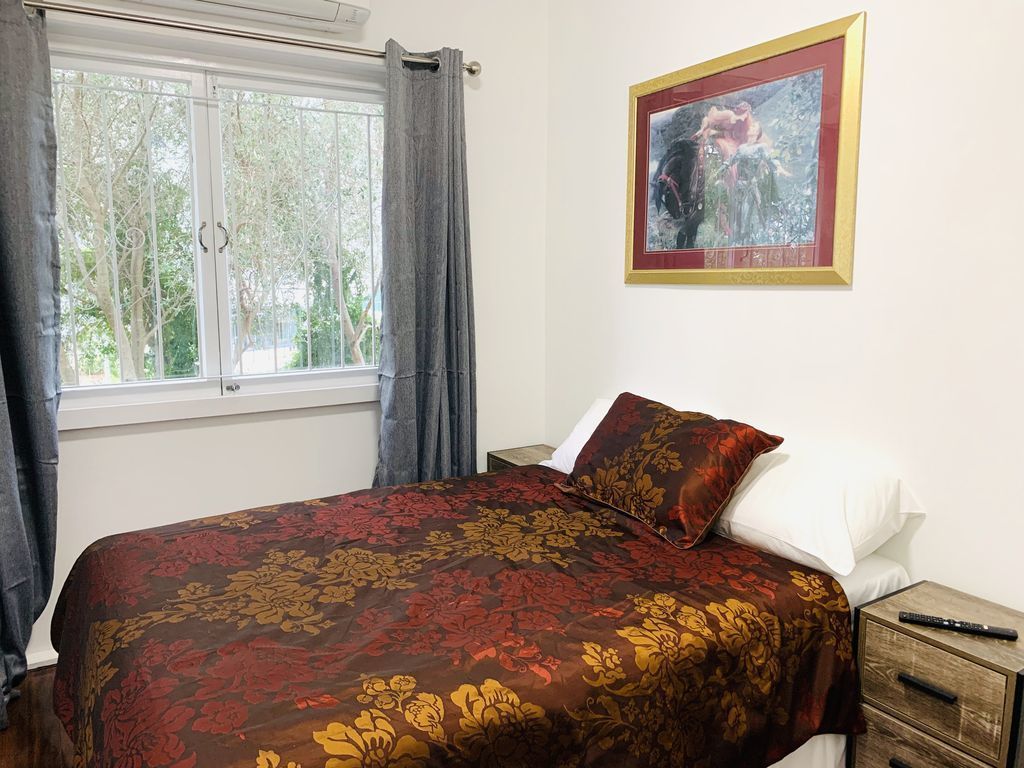 Your   3B'RM 2BATH Apartment in beautiful Red Hill Brisbane sleeps SIX  .