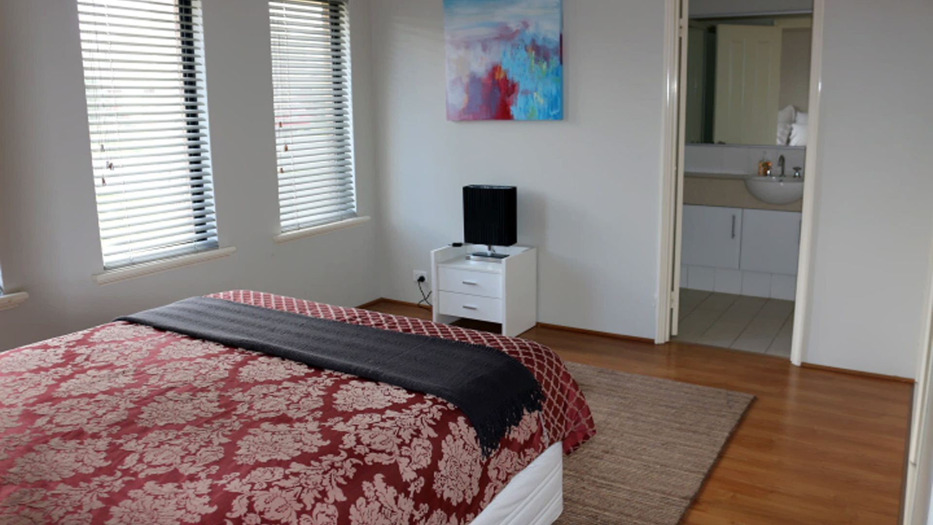 6 Mins- CBD, 1Min -  Shops, Restaurants . Huge  house +Reverse cycle Air Cond.