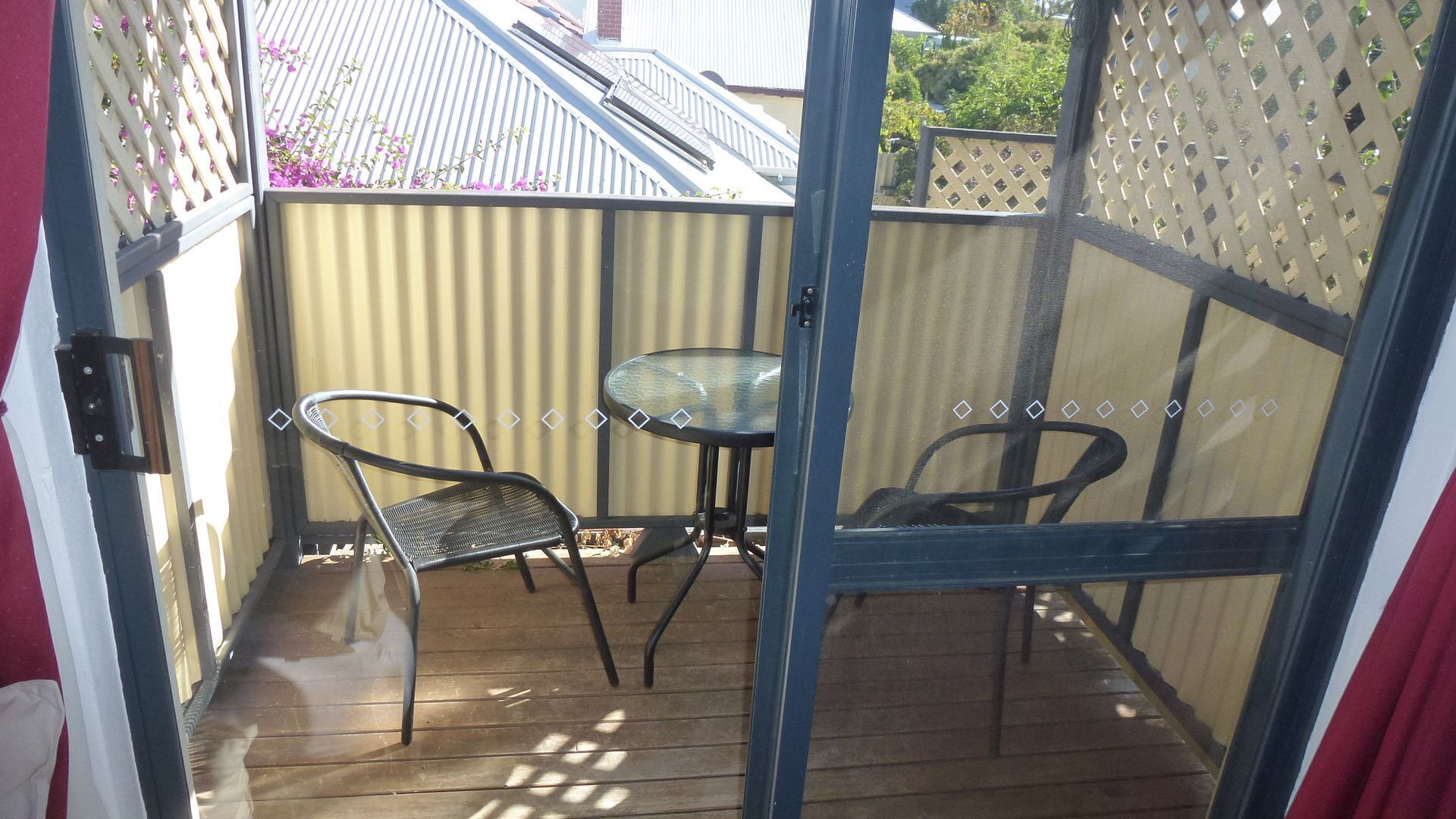 Funky Large one bed Apartment With Balcony and Great Outdoor Dinning