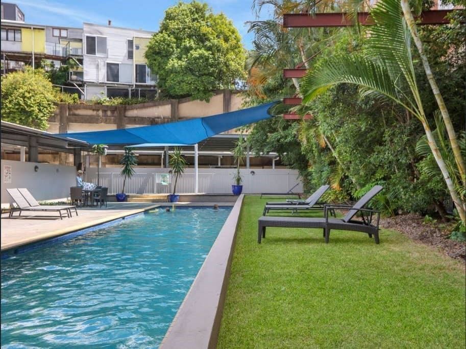 Luxury 3brm 2bth Woolstore apt With BBQ Courtyard