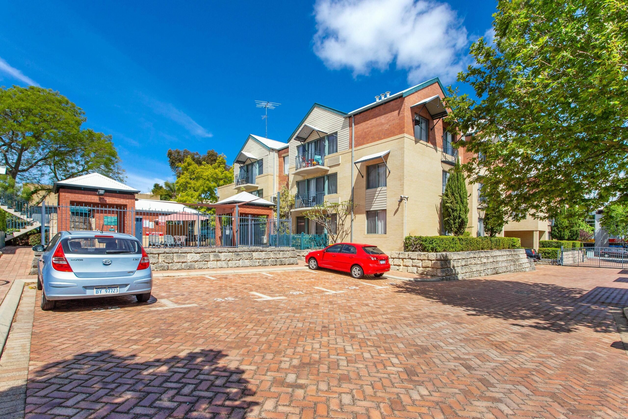 Subiaco Village With Pool, BBQ & spa - Free Parking and Wifi - one Bedroom