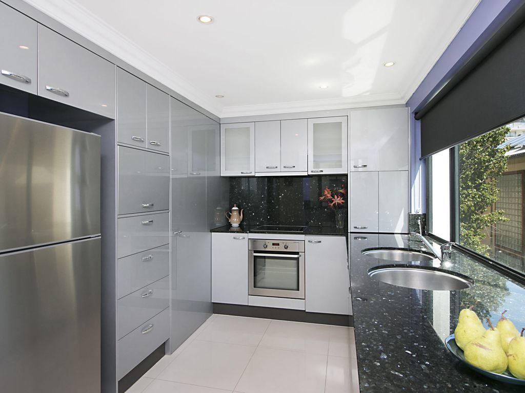 1/21 Petrie Street Within minutes walk you will enjoy the beautiful beaches of Rainbow Bay, Snapper