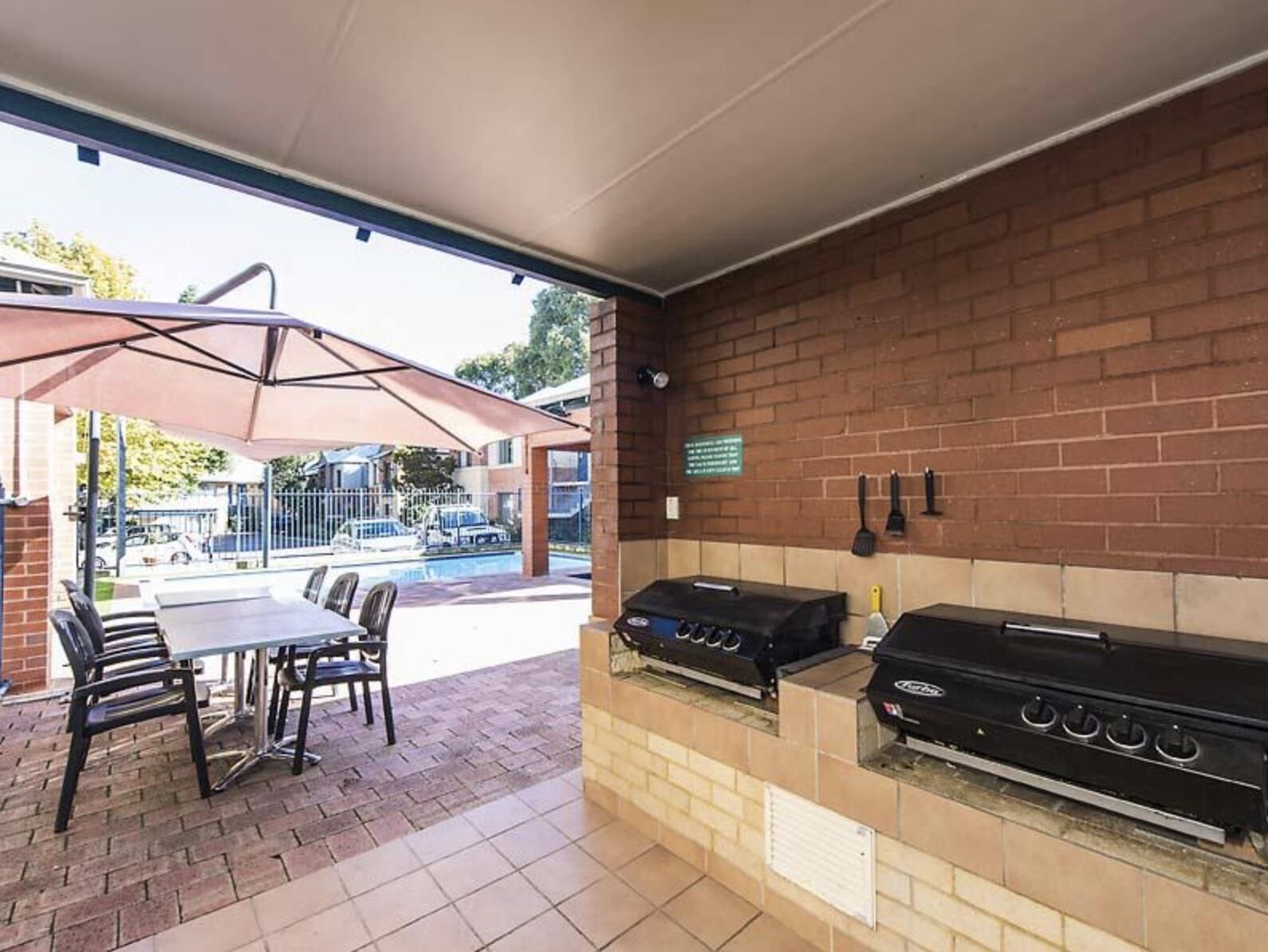 Subiaco Village With Pool, BBQ & spa - Free Parking and Wifi - two Bedroom