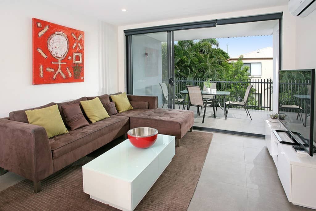 Executive 3BR Bulimba apartment with leafy outlook