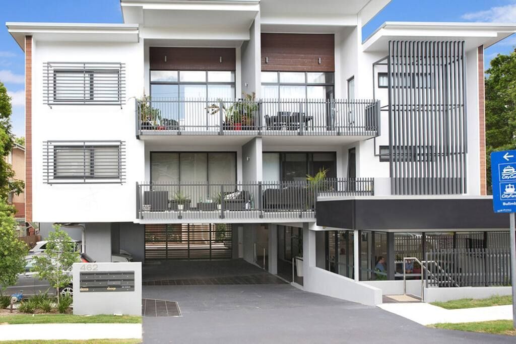 Executive 3BR Bulimba Apartment With Leafy Outlook