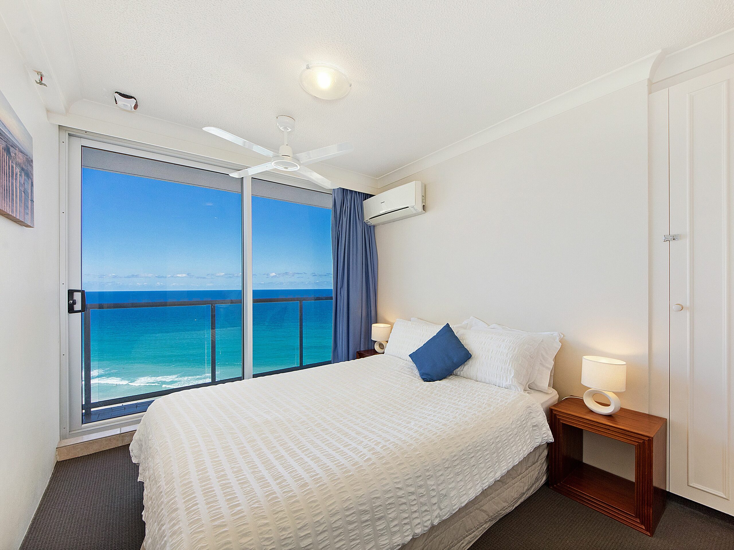 Peninsula Level 21 Sensational Sea & Beach Views