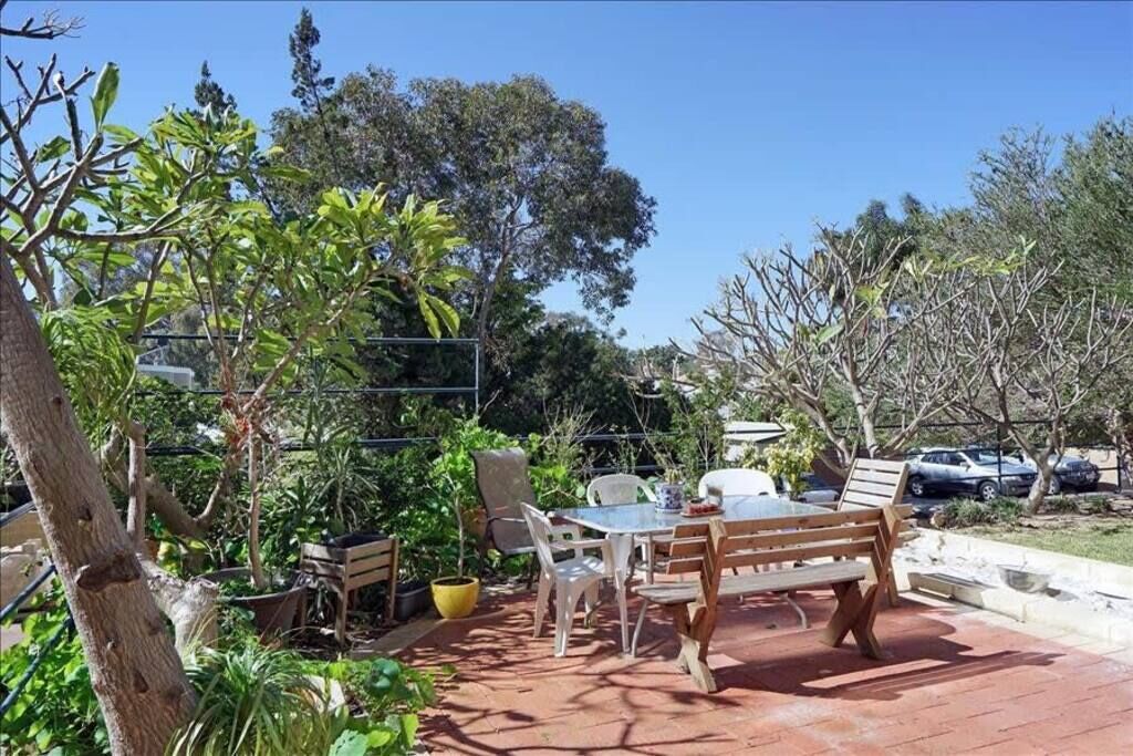 Quaint 2BR Apt in Freoeast Fremantlegeorge Striver Viewmodern 2BR Apt