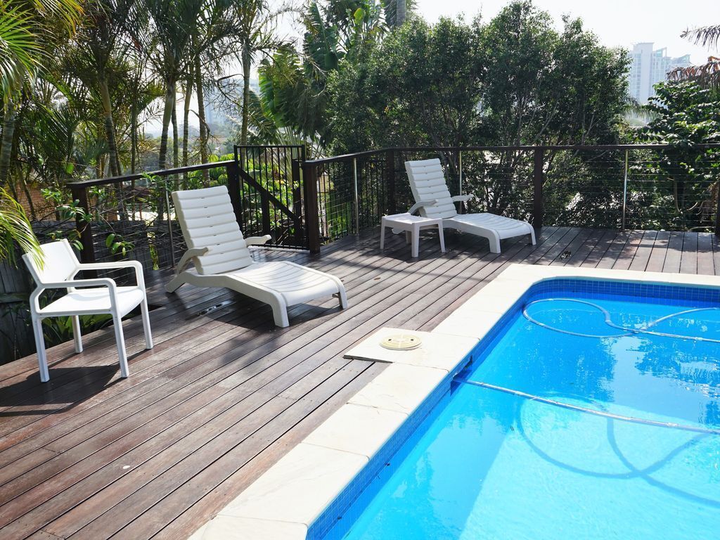 Spacious Broadwater Family Home, Huge Pool & Fantastic Views