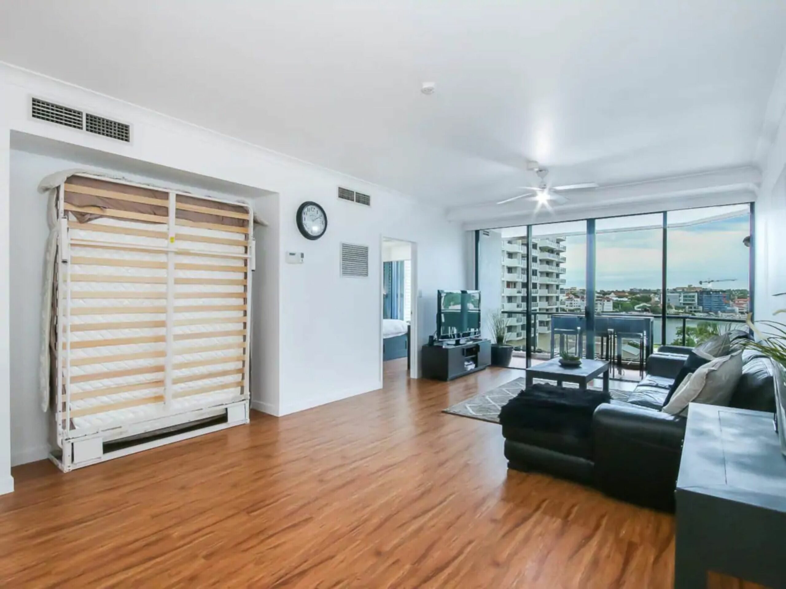 Modern 2 Bedroom River View Apartment in Docklands