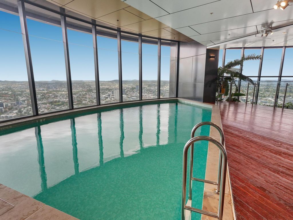 2-bed With Panoramic Views in The Heart of Brissie