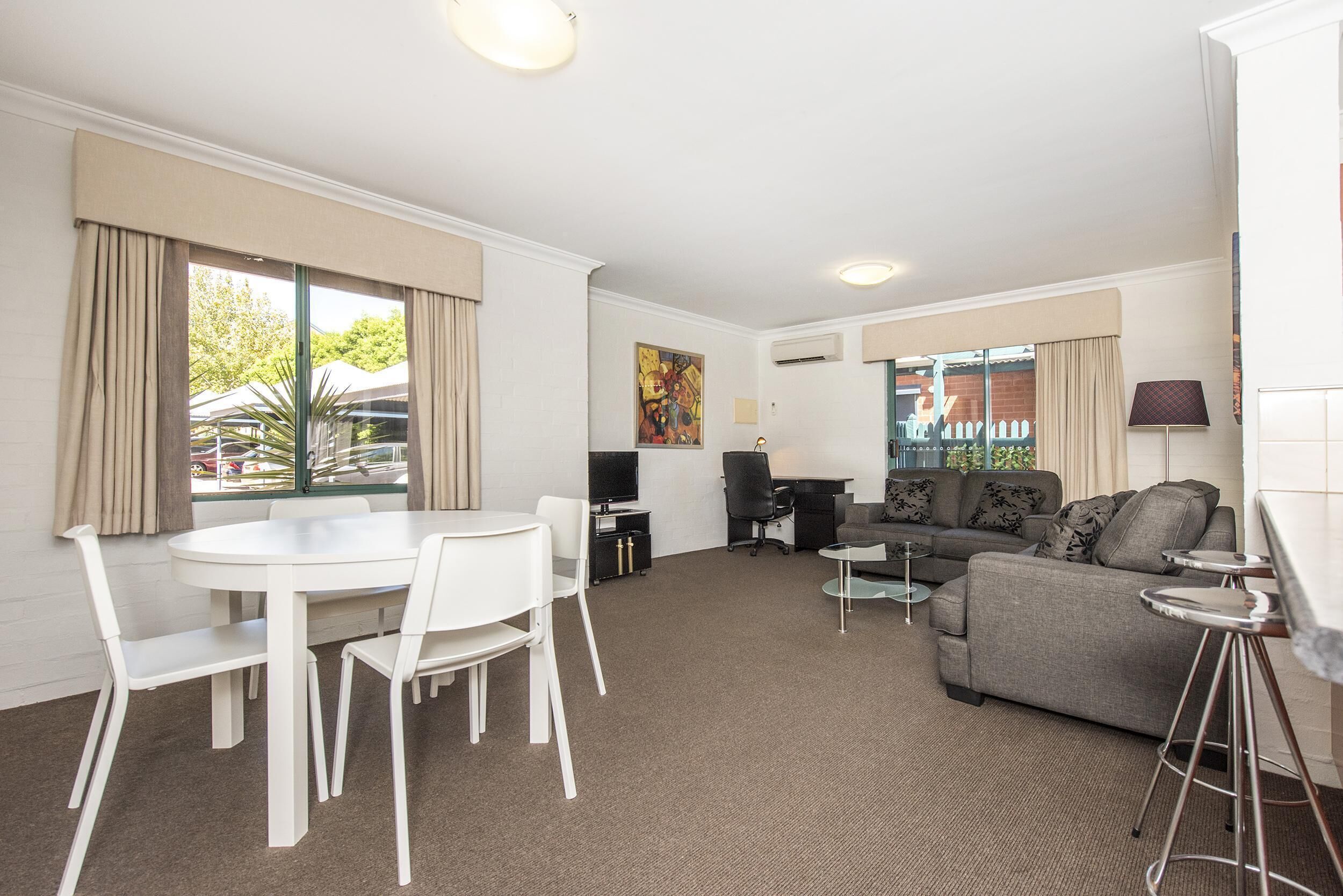 Subiaco Village With Pool, BBQ & spa - Free Parking and Wifi - two Bedroom