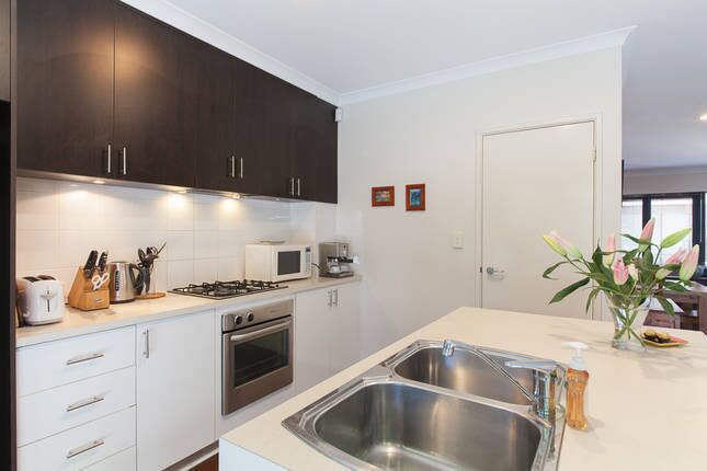 Mosman Park Stylish Townhouse - Near Glyde St-150m to Coles Supermarket & train