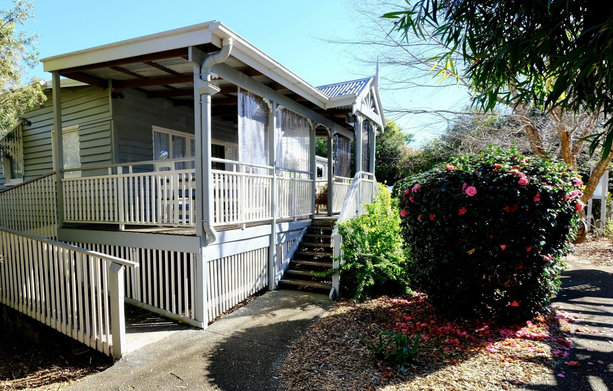 Wisteria Cottage in the heart of Mount Tamborine - dog and cat friendly