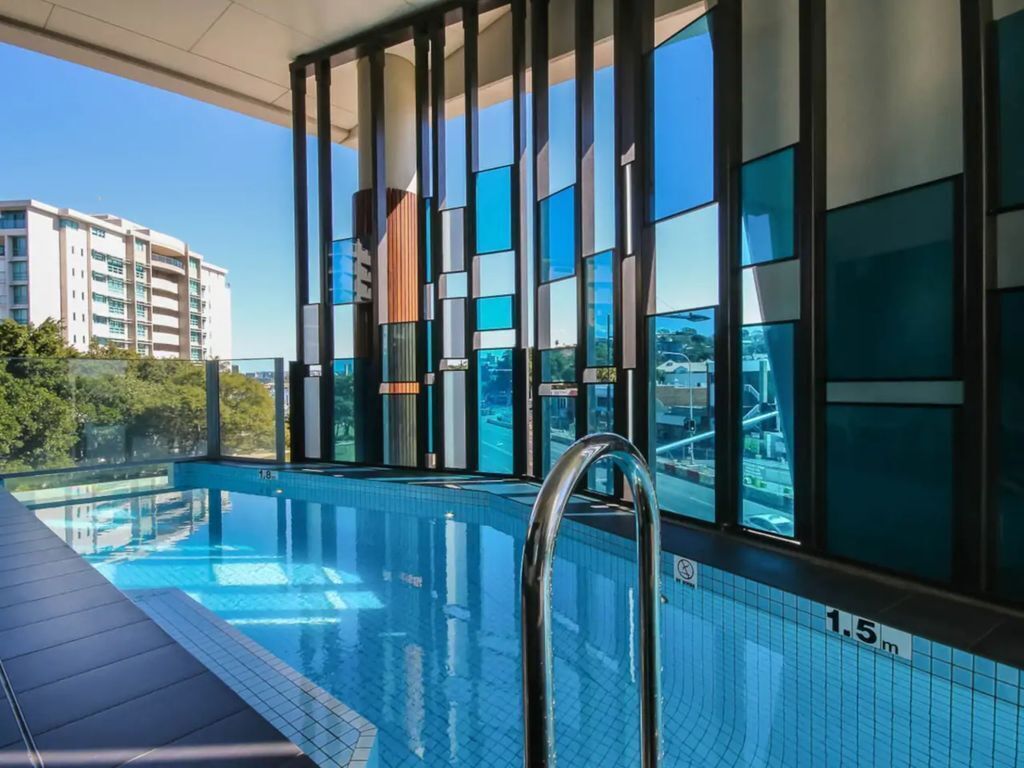 Modern 1 Bedroom Apartment With Pool