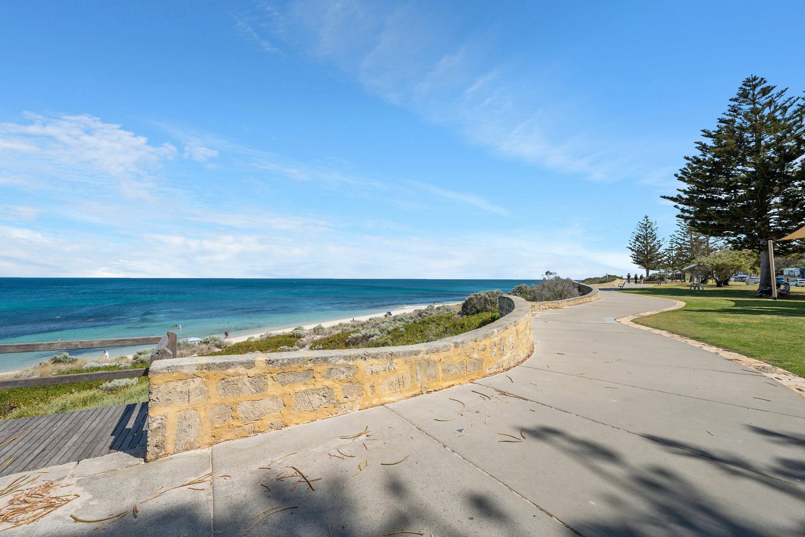 Katy's Aptmt With Ocean Views and 2 min Walk to Cottesloe Beach