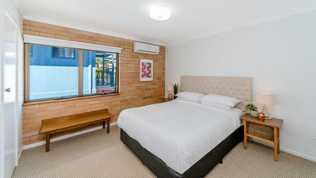 Burleigh Unit 1 Opposite the Beach. Linen and Free Wifi