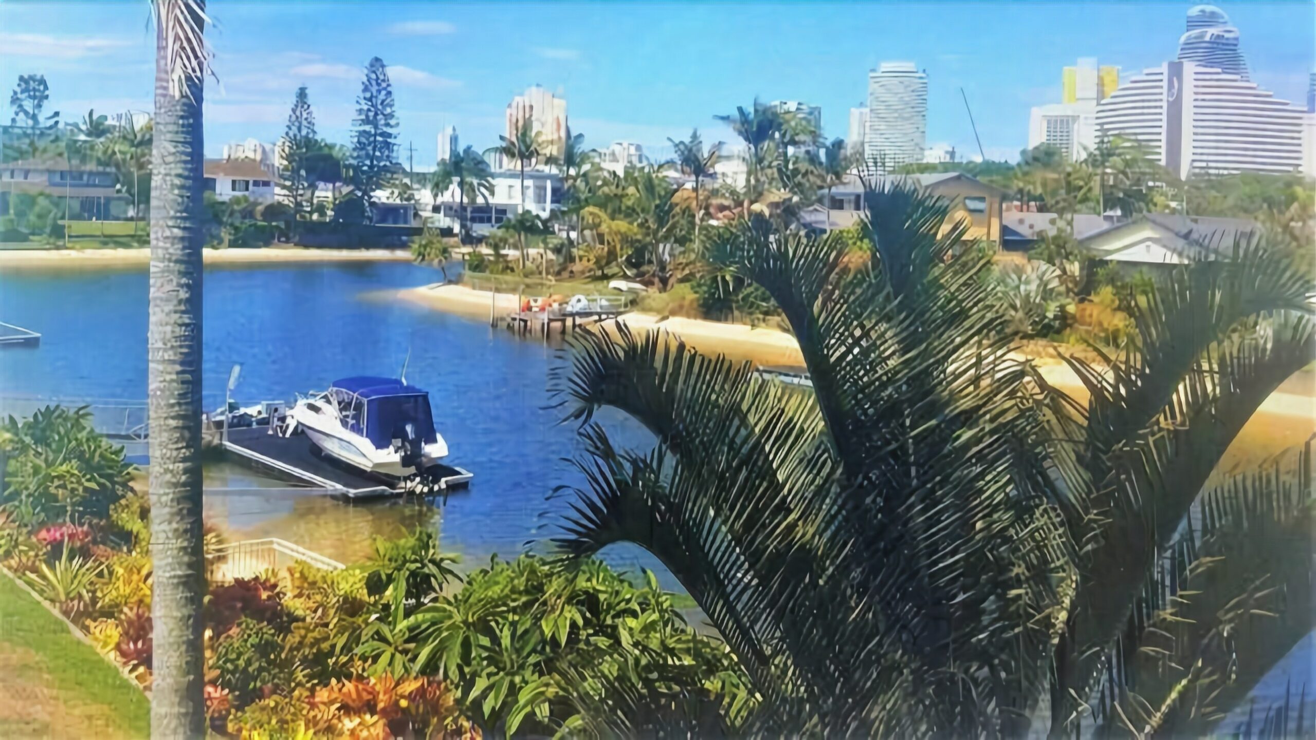 Broadbeach Holiday House - Waterfront - Walk to Broadbeach