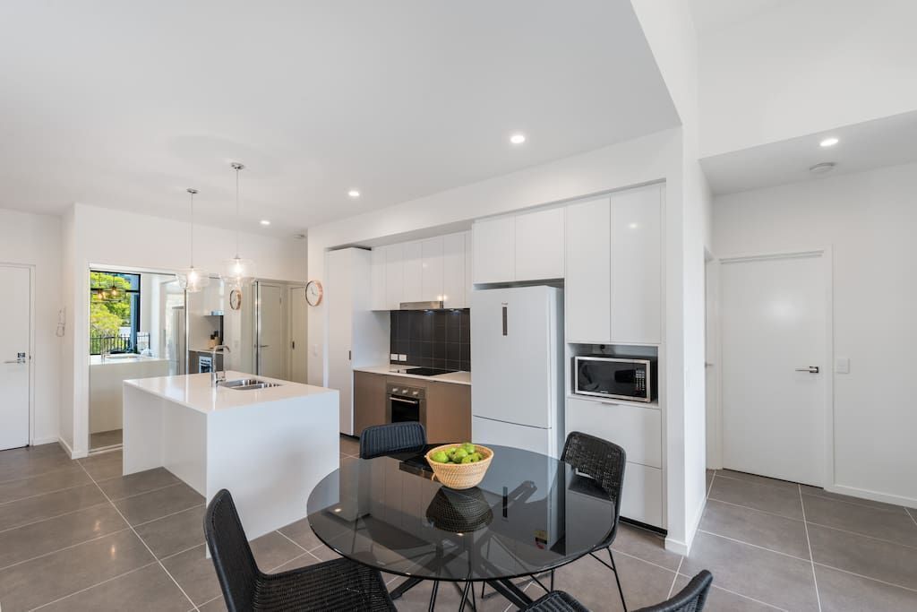 Executive 3BR Bulimba Apartment Near Oxford St Shops and Restaurants