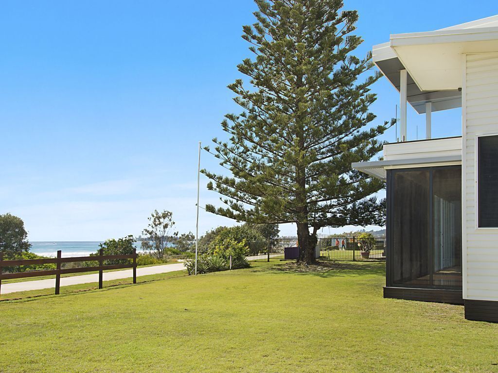 Beachfront Abode - Absolute beachfront holiday house