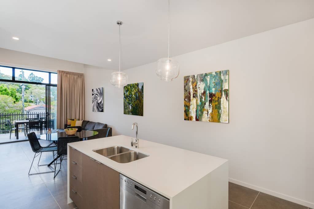 Executive 3BR Bulimba apartment near Oxford St shops and restaurants