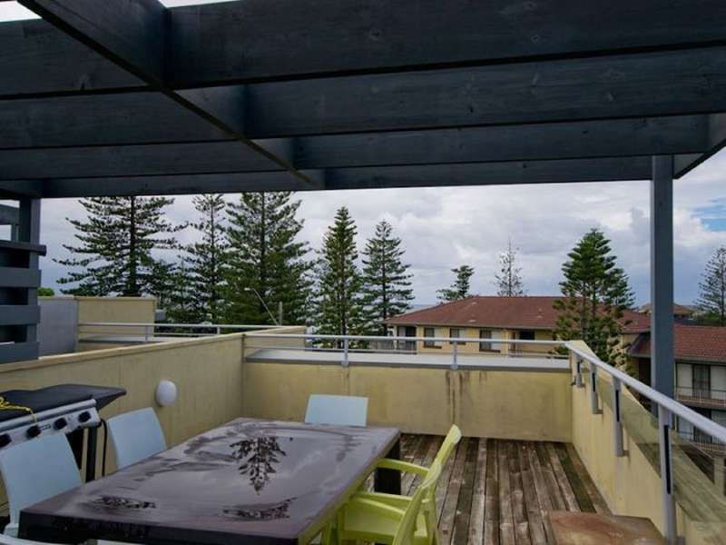 Tri Level Apartment with a rooftop deck and views to Main Beach!