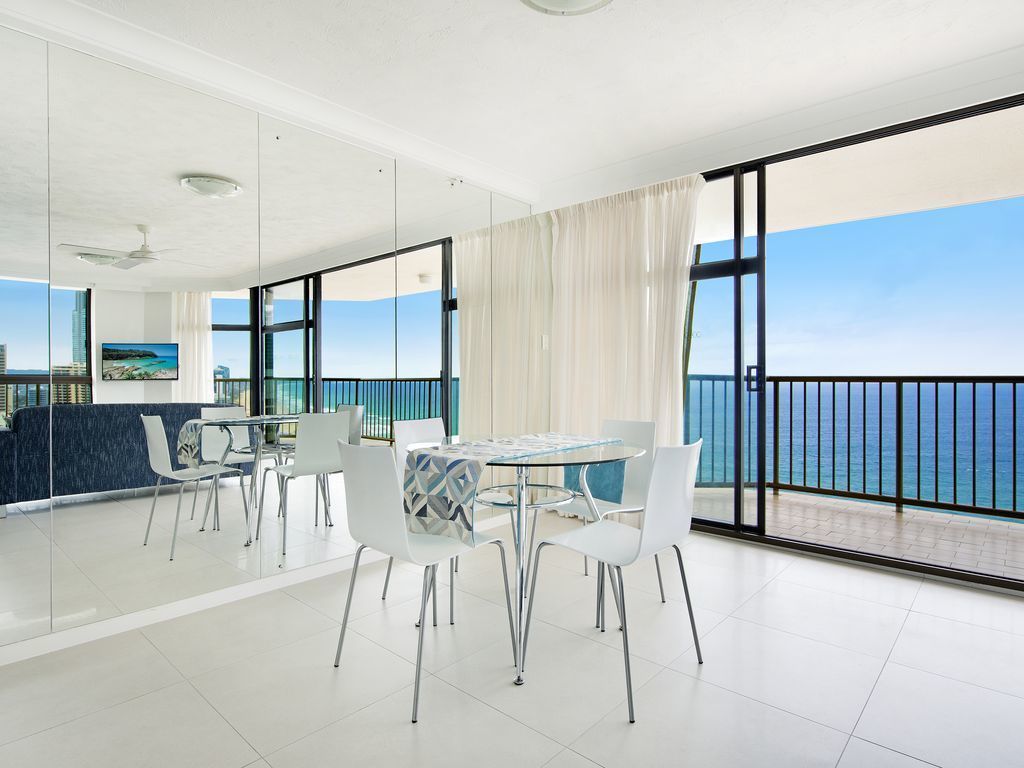 Absolute Beachfront 2 bed Imperial. Surf, Surfers Paradise