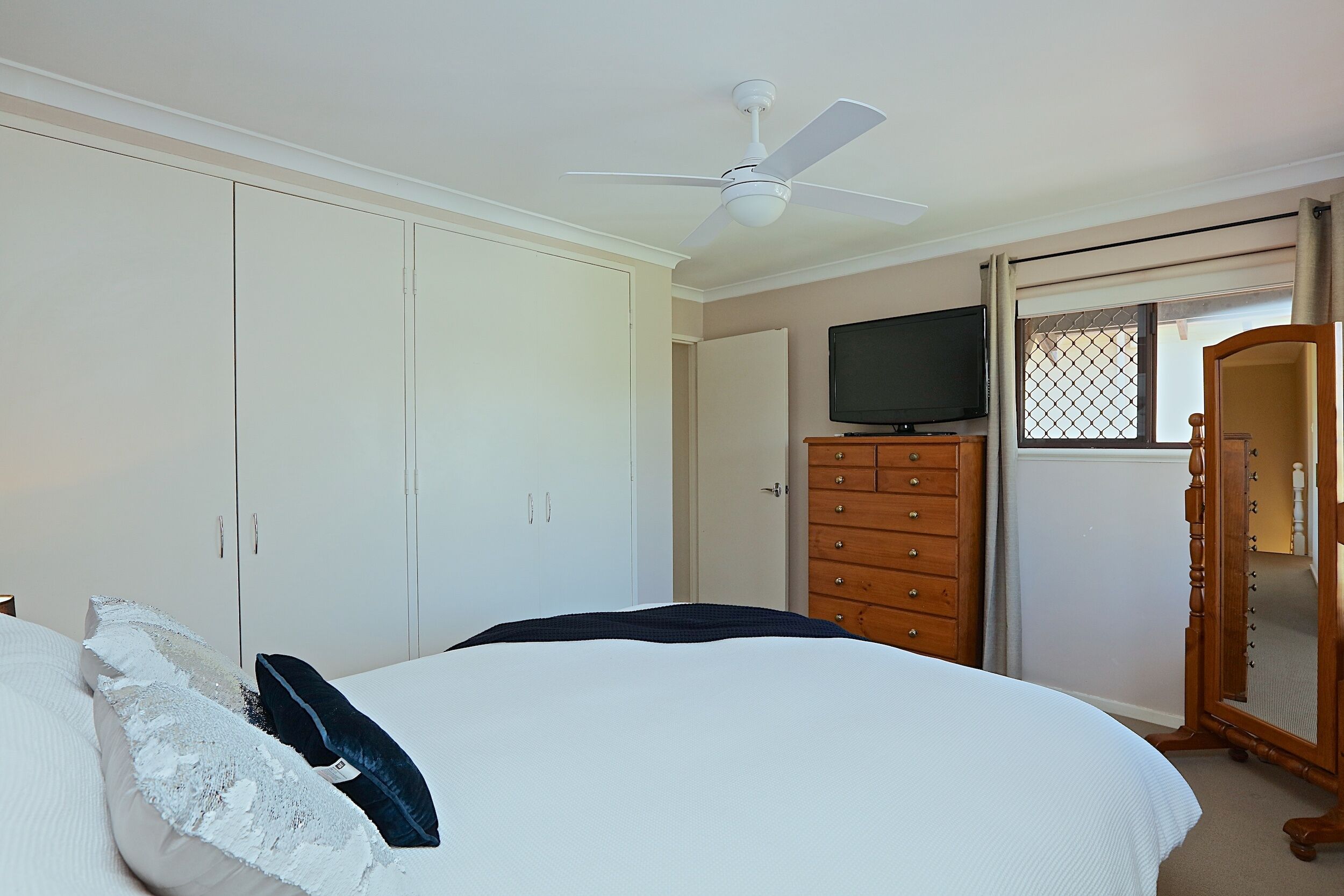 BEST LOCATION in Perth!  Free Wifi & Netflix Gorgeous Family friendly townhouse