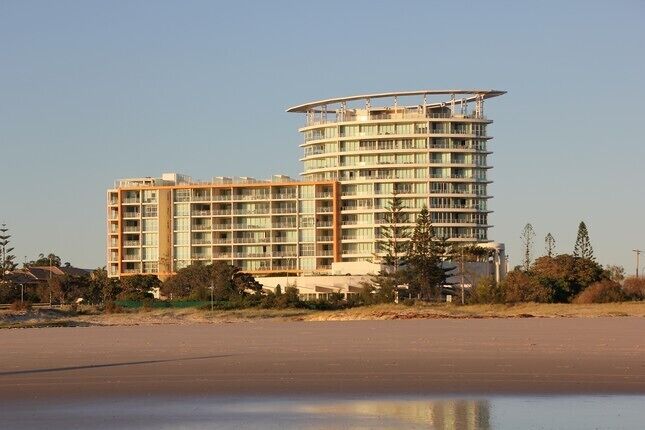 Kirra Surf Unit - 4.5 by Beach, Ground Floor With Your own Private Courtyard