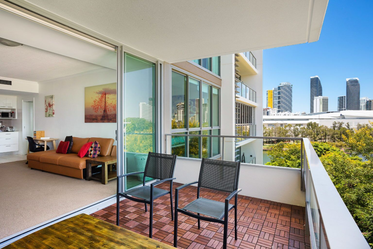 Modern 5th Floor Apartment in Broadbeach Waters