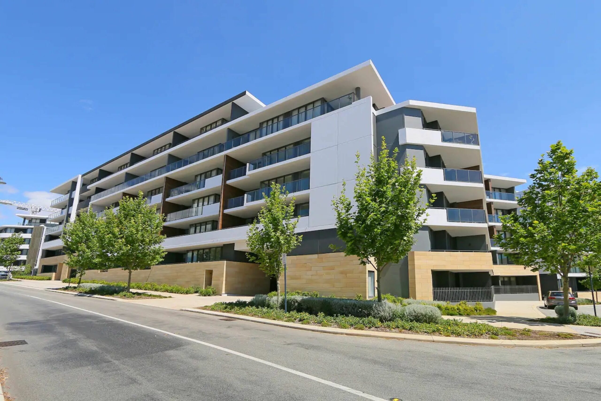 Large Modern 2 Bedroom Apartment Near Lake Claremont