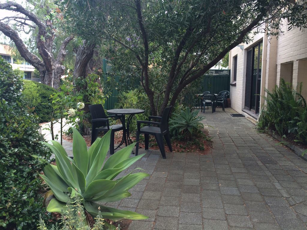 Quality 2 Bedroom First Floor Apartment Next to UWA With Free Wi-fi