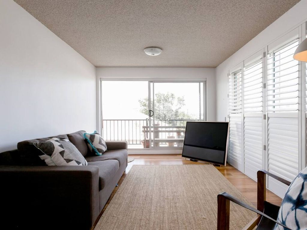 Re-imagined Urban Flat With Skyline View Balcony