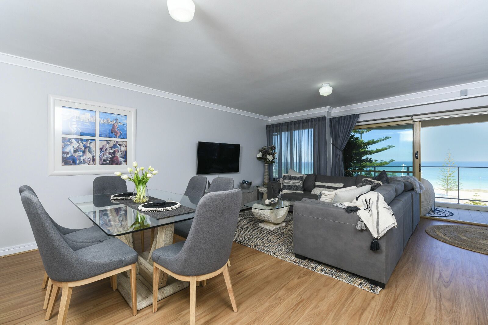 Scarborough Beach , Sandcastles by the sea. Beach front apartment Scarborough