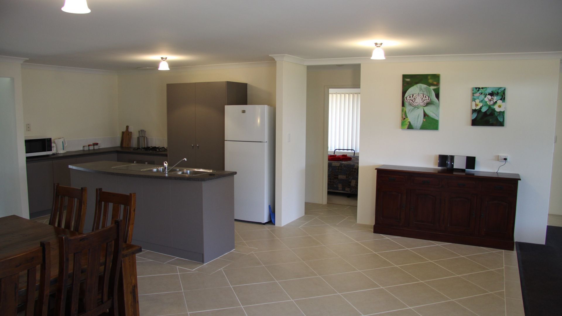 Byford House on the Scarp is a Modern 4 Bedroom x 2 Bathroom Family Style Home