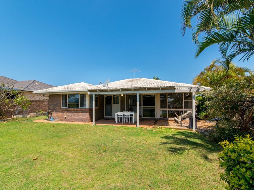 Lowset Home on the Canal - Dolphin Dr, Bongaree