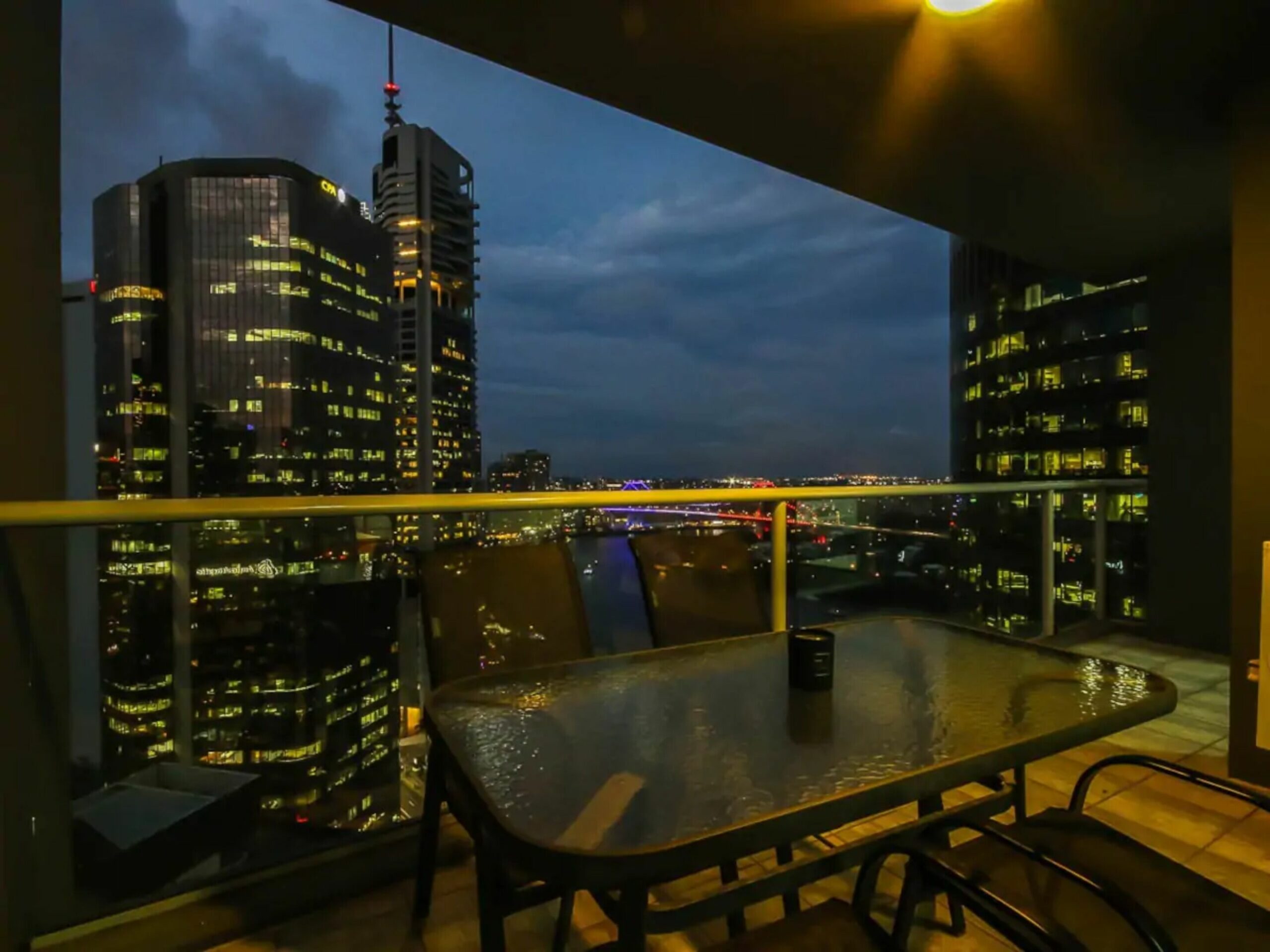 Amazing Brisbane CBD 2 Bedroom Apartment With River Views